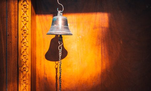 Lampada da parete in ottone: eleganza e stile